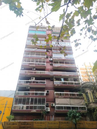 Muy buen departamento con vista abierta, y seguridad 24 hs. Bajas expensas. 