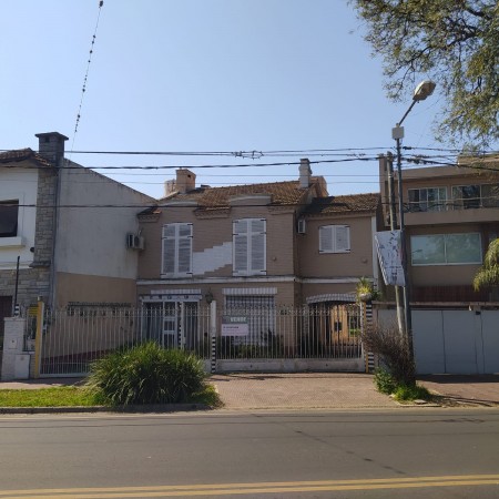 Importante casa en venta. Ideal vivienda familiar o uso comercial.