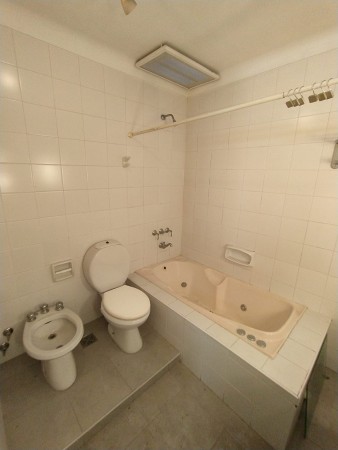 Importante casa en venta. Ideal vivienda familiar o uso comercial.