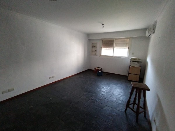 Importante casa en venta. Ideal vivienda familiar o uso comercial.