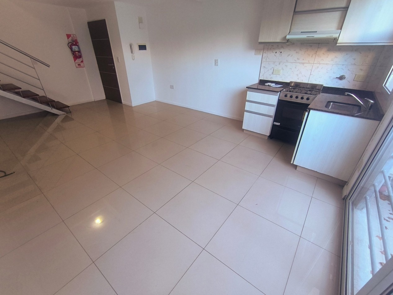 Saavedra. PH en VENTA Terraza propia. Sin expensas