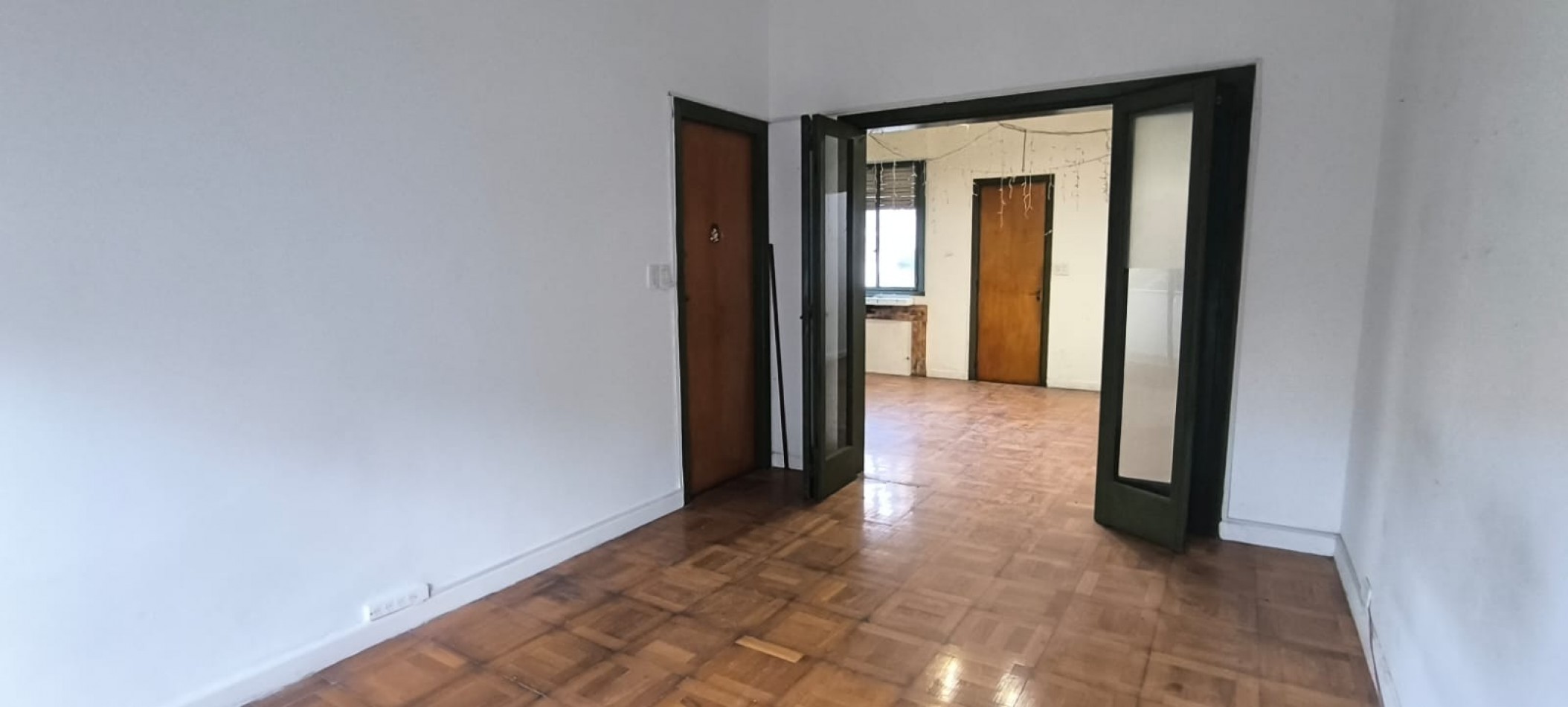 Balvanera. Departamento en Alquiler. 4 Ambientes y dependencia. Muy Luminoso + Balcon. 